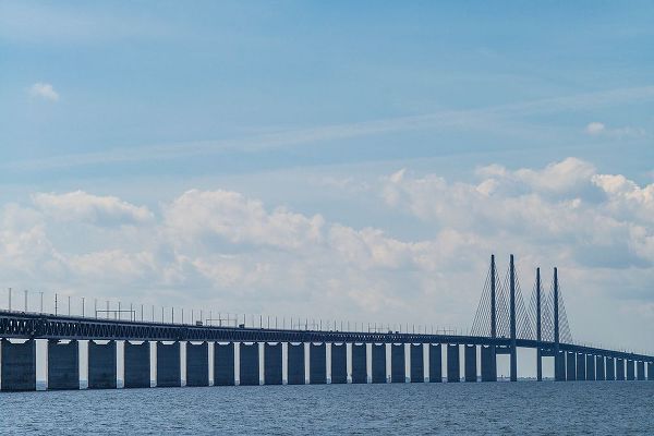Bibikow, Walter 아티스트의 Sweden-Scania-Malmo-Oresund Bridge-longest cable-tied bridge in Europe-linking Sweden and Denmark작품입니다.